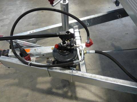 Hydraulic connection for towing vehicle with 3-way valve and plug-in connection (and shut-off valve - only for UDK)