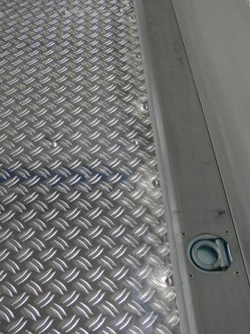 Floor additionally covered with aluminium chequer plate with 4860x2440 mm