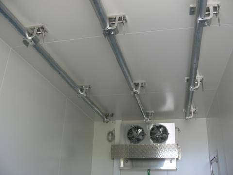 3 roof tube tracks with end pieces, with 3-sided 1000 mm high scuff rail and additional espagnolette lock on left rear door