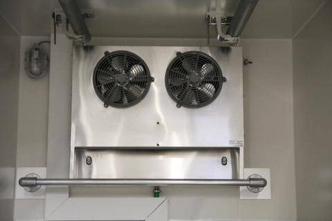 Flat evaporator installed on headboard with combination of refrigeration unit and roof tube track
(flat evaporator only approx. 200 mm deep compared to 800 mm with standard evaporator) (can be combined with 90929, 99450)