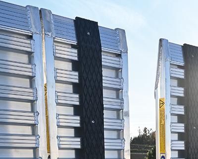 Ein Paar Gummiauflagen mit Stahlkern für zusätzliche Auffahrschienen mittig