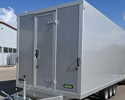 Tür mittig in der Stirnwand, mit Aluminium-Einfassung, Türdichtung, Türdrückergarnitur innen und außen mit Zylinder- schloss versenkt montiert, Durchgangsmaß H x B = 2000 x 650 mm, inkl. Auftritt auf die V-Deichsel