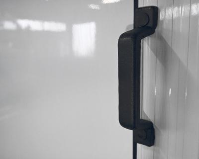 2 Rangiergriffe am Heckrahmenprofil montiert