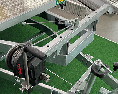 Seilwindenbock mit fünf Umlenkpunkten inkl. Handseilwinde 1200 kg