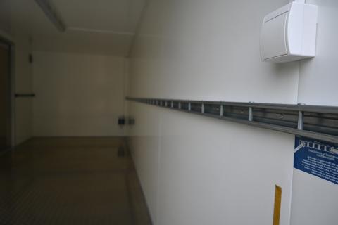 Schlitzankerschiene an der linken Seitenwand auf Höhe 900 mm montiert, IL 3660 mm