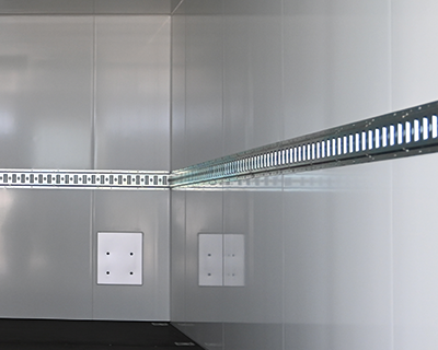 Schlitzankerschienen an der linken Seitenwand auf Höhe 700 mm & 1200 mm montiert, IL 3660 mm