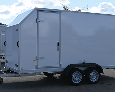 Seitentür in Fahrtrichtung links, vor der Achse positioniert,
mit Aluminium-Einfassung, Türdichtung und Türdrückergarnitur mit Zylinderschloss, Durchgangsmaß H x B = 1600 x 500 mm