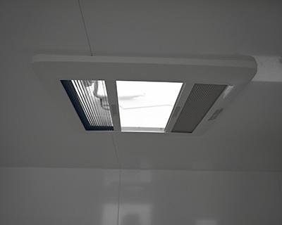 Ausstellhaube ca. 500 x 500 mm, mit Moskitonetz und Verdunkelungsrollo mittig im Dach montiert