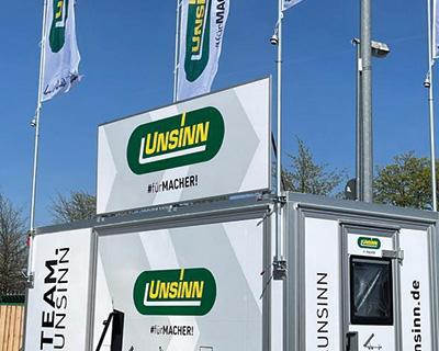 Werbeblende aus Unique Panel auf dem Dach montiert, mit Aluminium-Einfassung und Gasfederunterstützung, B x H = 3060 x 1100 mm