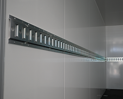 Schlitzankerschiene an der linken Seitenwand montiert, IL 4260 mm