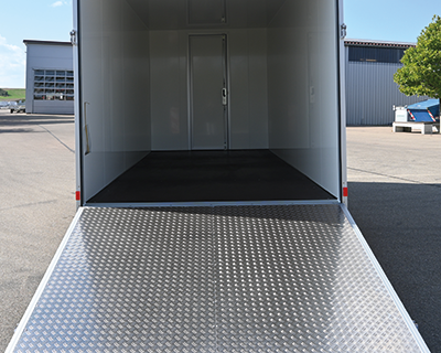 Auffahrklappe mit querliegendem Edelstahl-Drehstangen- verschluss, rutschhemmendem Aluminium-Riffelblech belegt, Durchgangsmaß B x H 1340 x 1890 mm,
Gesamtbelastung 1000 kg bei Achsabstand über 1000 mm