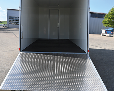 Auffahrklappe mit querliegendem Edelstahl-Drehstangen- verschluss bei Innenhöhe 2100 mm,rutschhemmendem Aluminium-Riffelblech belegt, Durchgangsmaß B x H 1340 x 2090 mm,
Gesamtbelastung 1000 kg bei Achsabstand über 1000 mm