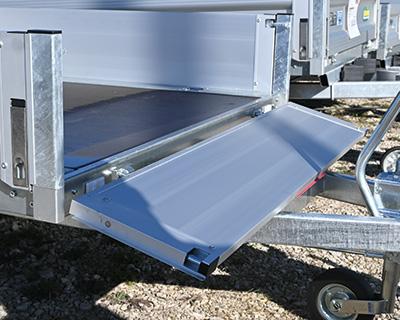 Stirnbordwand abklappbar, nur bei einachsigen Fahrzeugen (zulässiges Gesamtgewicht < 2000 kg)