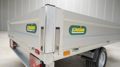 Bordwandaufsatz aus eloxiertem Aluminium 300 mm, 4-seitig, UNSINN-Profil, mit versenkten Verschlüssen,
IL x IB 2500 x 1400 mm