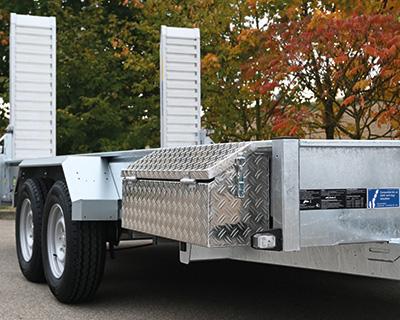 Werkzeugkiste aus Aluminium in Fahrtrichtung rechts an der Seitenwand montiert, Innenmaß 740 x 210 x 280 mm