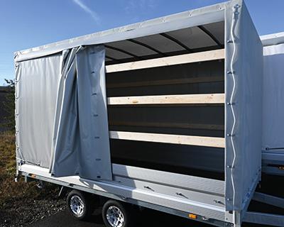 Schiebeplane in Fahrtrichtung rechts mit geschlossenem Dach, IL 7260 mm, bis Gestellhöhe 1450 mm