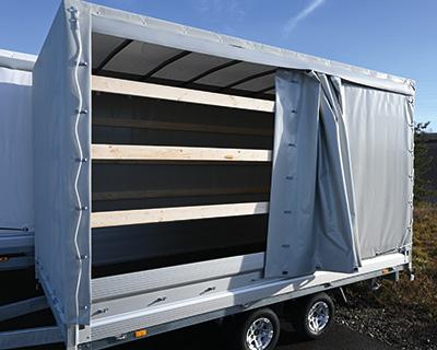 Schiebeplane in Fahrtrichtung links mit geschlossenem Dach, IL 5460 mm, bis Gestellhöhe 1450 mm