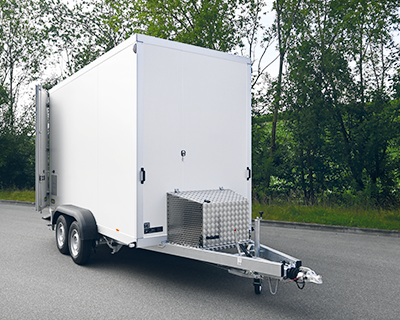 Kälteaggregat Heilmeier 2550 Watt Kälteleistung mit Kompaktverdampfer
und Abdeckhaube auf V-Deichsel montiert (anstelle
Govi 2000P)