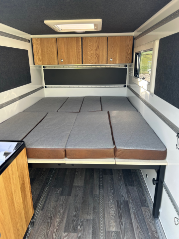 Bettsystem mit Liegefläche L x B = 2000 x 1700
mm inkl. Bettunterkonstruktion und
Polsterauflagen
(Nur in Kombination mit 1 Paar Sitzbänke),
lose beigelegt