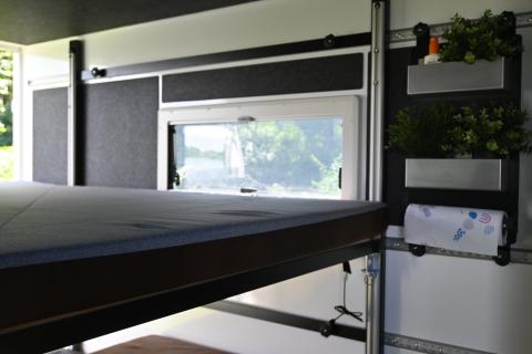 Ordnungssystem in schwarz matt für den
Innenraum, auf Airlineschiene flexibel
verschiebbar, bestehend aus 2 x Edelstahlablage, 1 x Papiertuch Abroller Edelstahl,
lose beigelegt