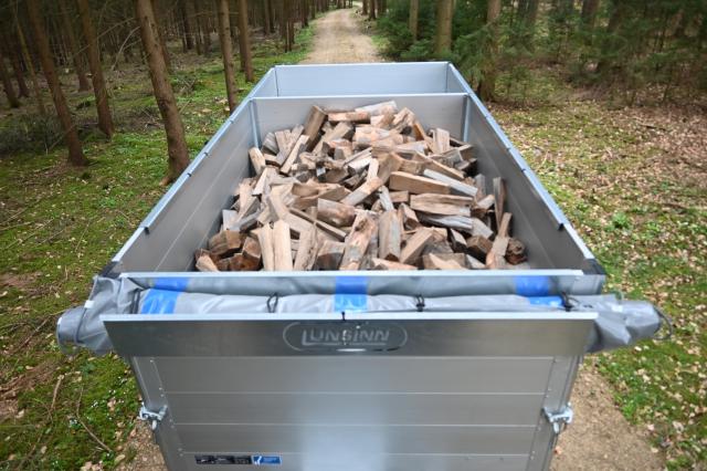 Brennholzanhänger UDK-B 3617-35-14: Ansicht von schräg oben mit Holzbeladung