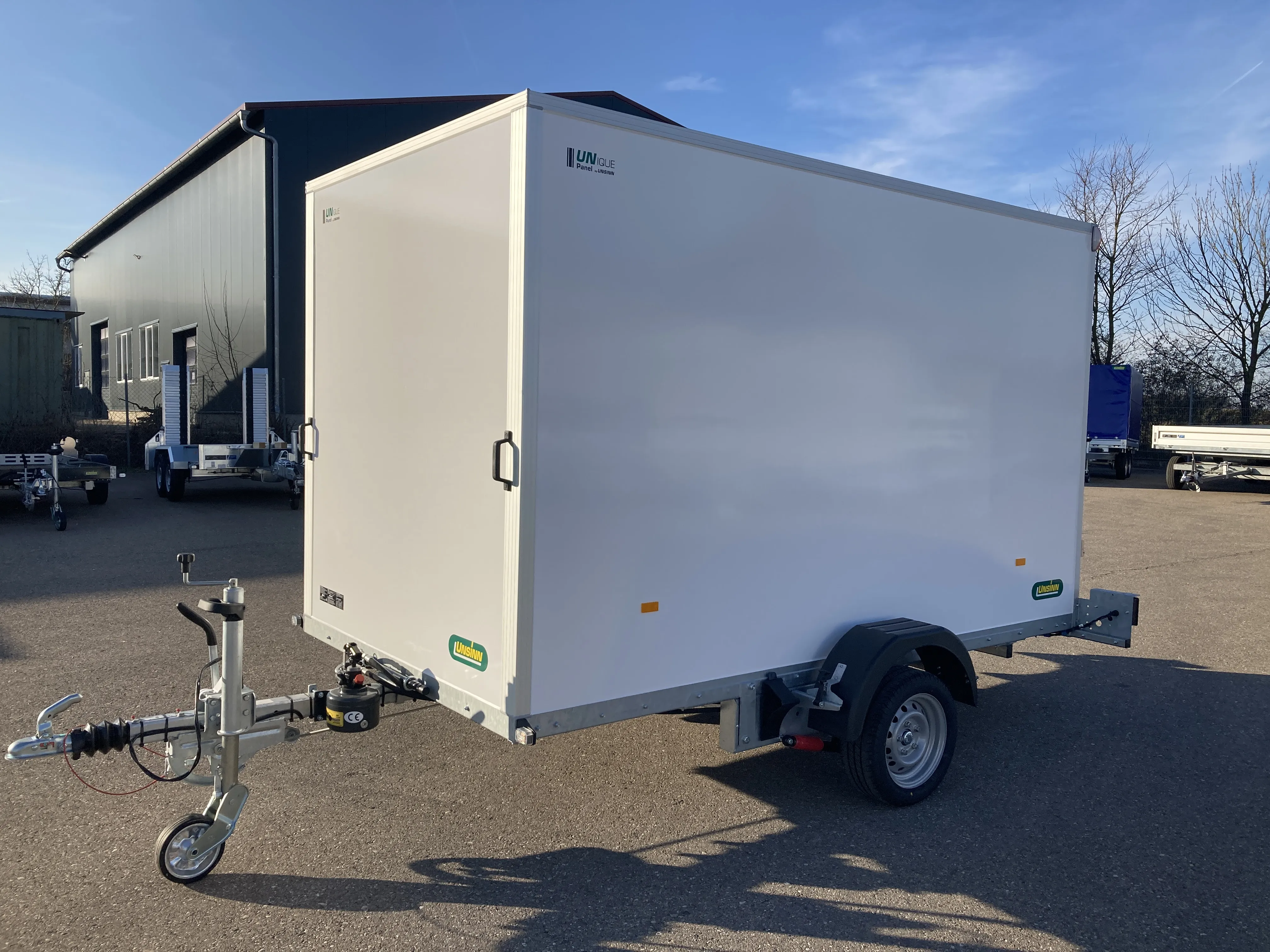 1,8 To 1-Achs Leichtbau-Kofferanhänger, absenkbar mit Heckklappe